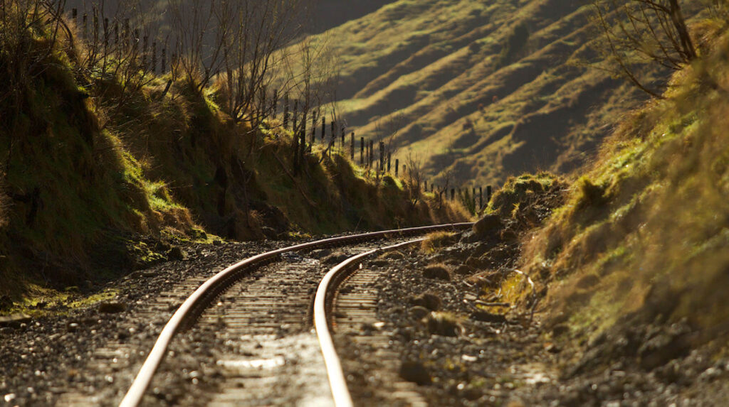 Forgotten-World-Railway-going-around-a-bend(1)