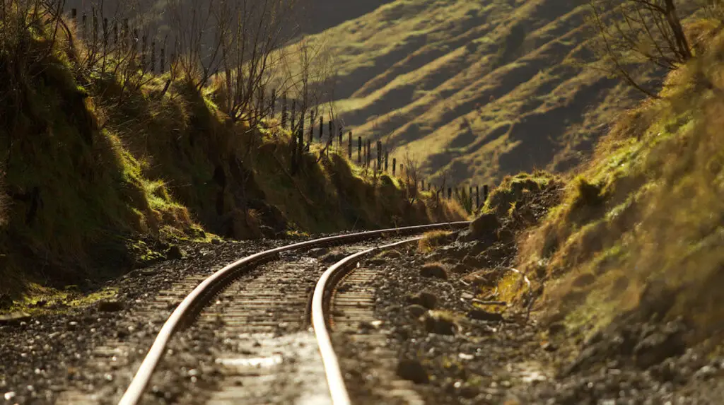 Forgotten-World-Railway-going-around-a-bend(1)